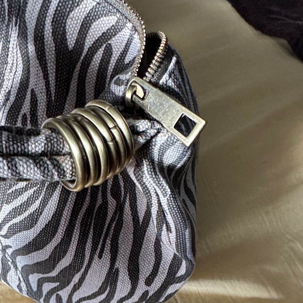 π¦π«πStreet Level Monochrome Zebra Pattern Bag - Picture 7 of 8